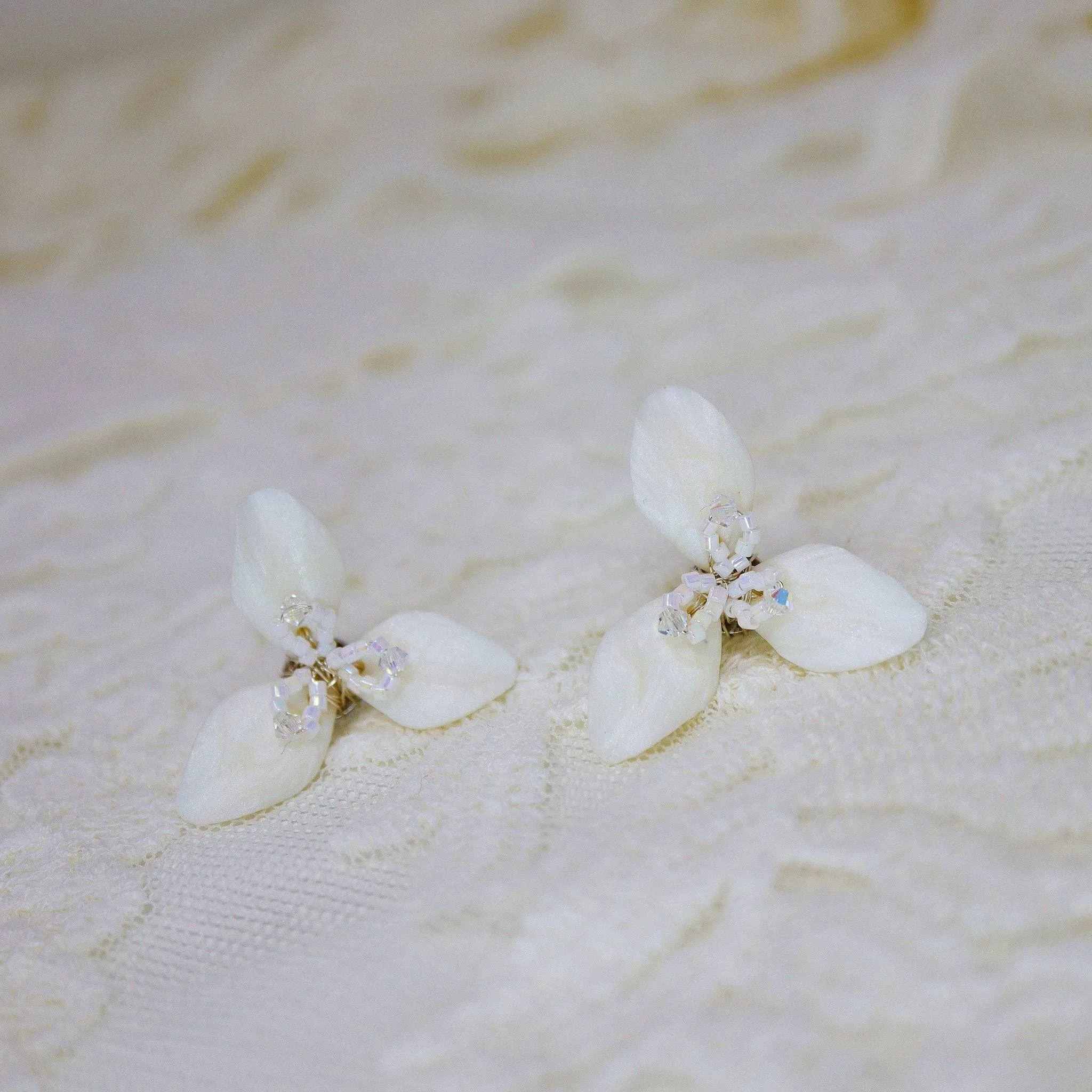 Swarovski Crystal White Flower Petal Stud Earrings, Bridal Jewelry, Stainless Steel, Statement Earrings Cz