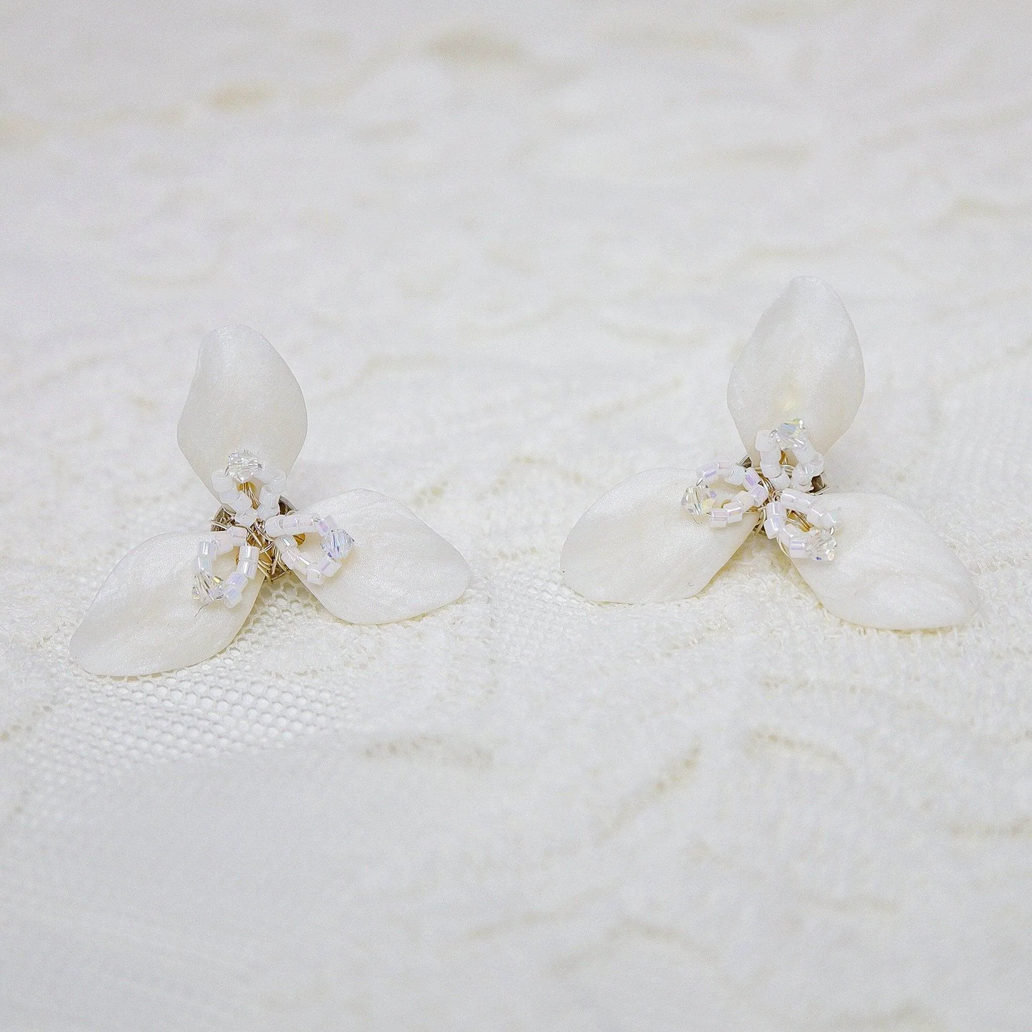 Swarovski Crystal White Flower Petal Stud Earrings, Bridal Jewelry, Stainless Steel, Statement Earrings Cz