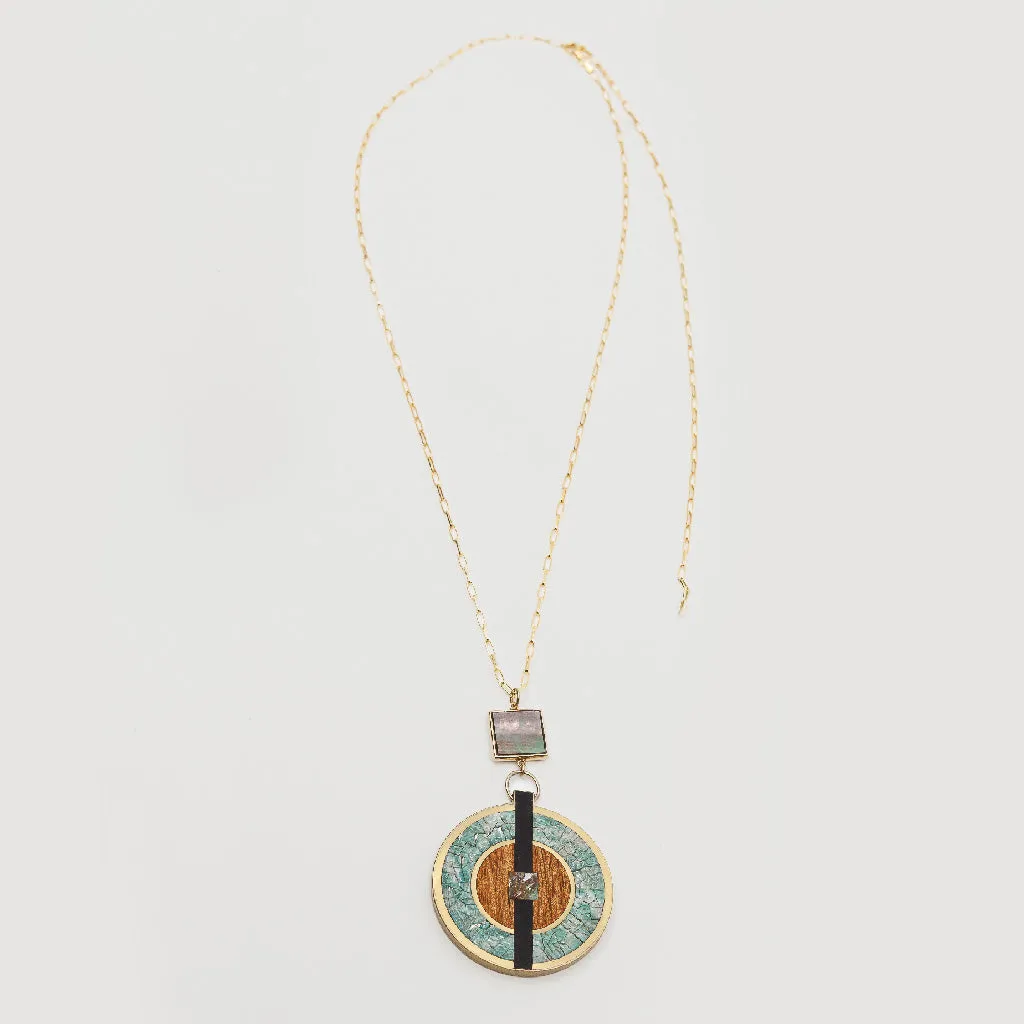 Vida Round Pendant Necklace