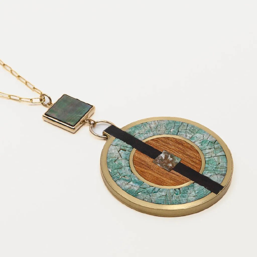 Vida Round Pendant Necklace