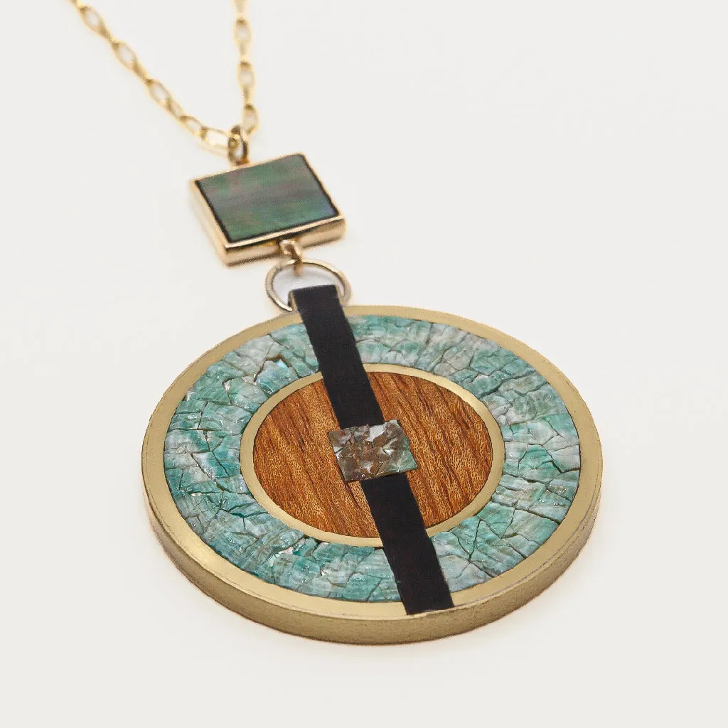 Vida Round Pendant Necklace